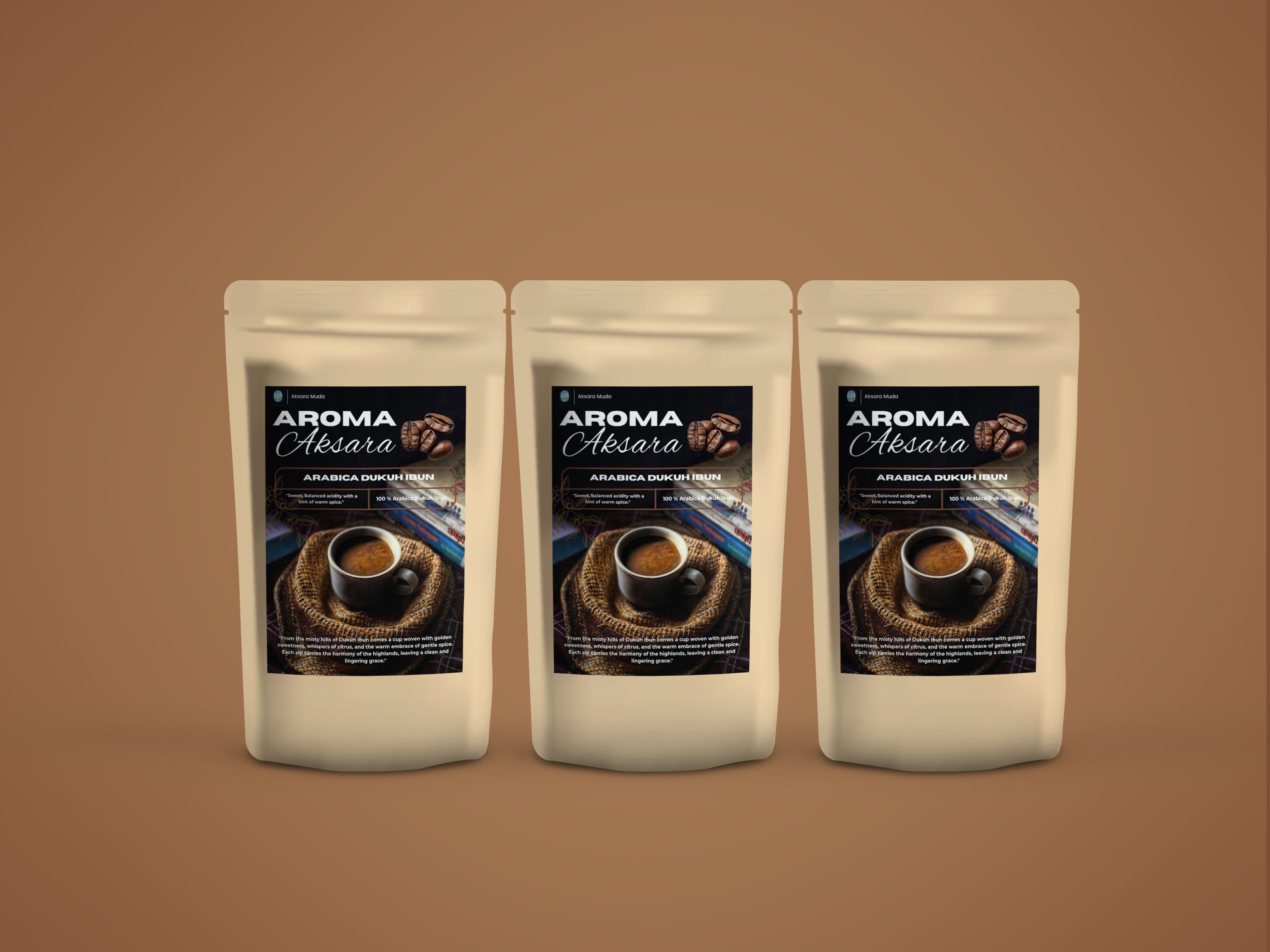 Wanita sehat menikmati secangkir kopi di pagi hari